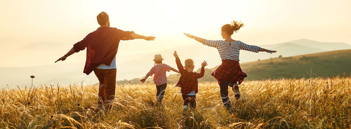 famille heureuse et épanouie grâce au soutien à la parentalité